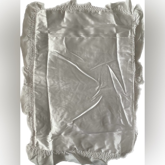 New Red Roses White Satin Embroidered Quilted Bedspread Full Double - Picture 16 of 16